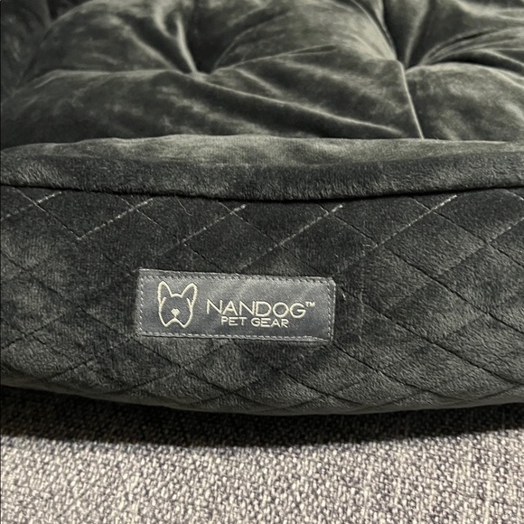 NWT Nandog Quilted Micro-Plush Dog Car Seat Bed, Dark Gray, Medium - Picture 4 of 11